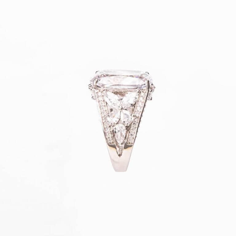 Anello modello cocktail pietra taglio smeraldo marquise 3