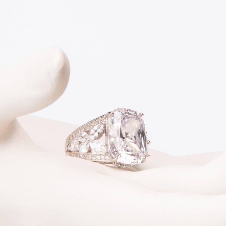 Anello modello cocktail pietra taglio smeraldo marquise 6