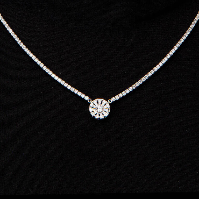 Collana girocollo brillante con pendente motivo fiore zirconi 3