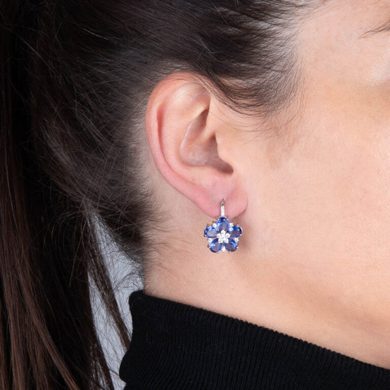 Orecchini a monachella fiore argento e zaffiro blu - immagine 3