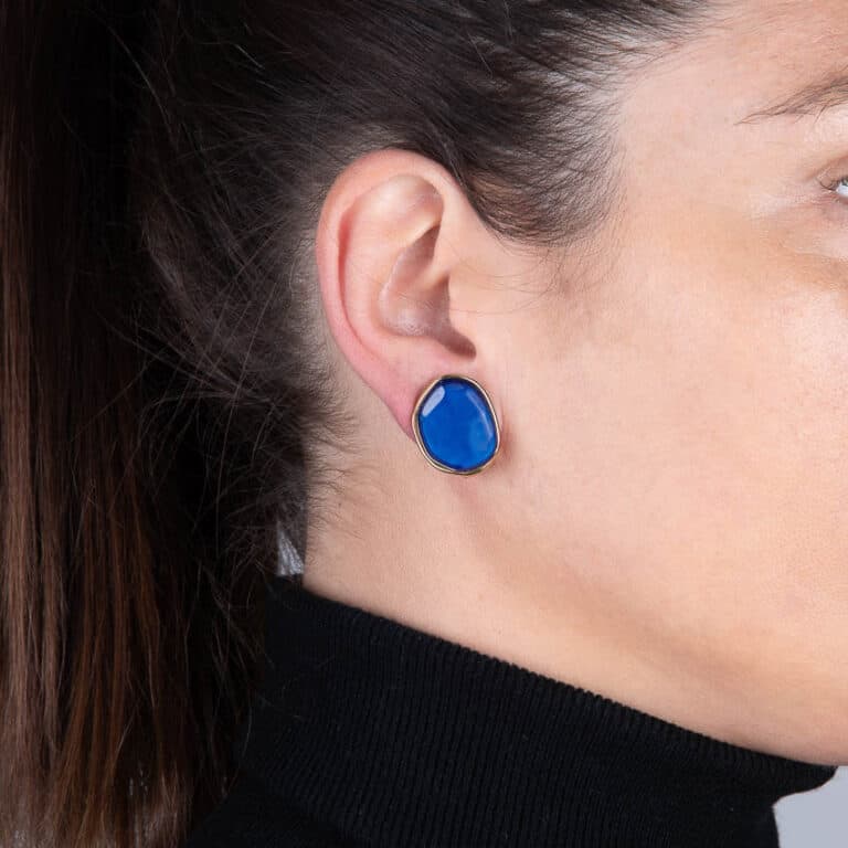 Orecchini a clip bottone ovale oro e blu cobalto - immagine 3