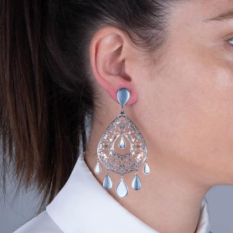 Orecchini a perno arabesco e gocce argento e azzurro jeans - immagine 3
