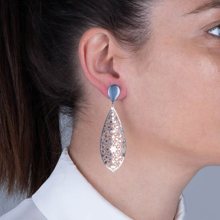 Orecchini a perno goccia arabesco argento e azzurro - immagine 3