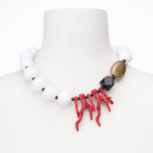 Collana girocollo perle rametti elementi geometrici resina 1