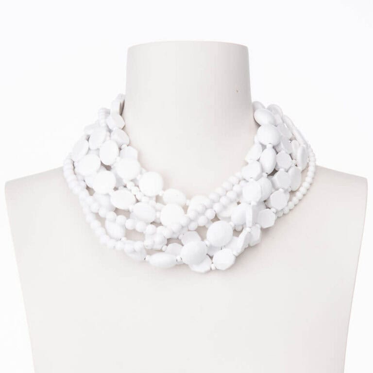 Collana multifili resina bianca forme miste 1