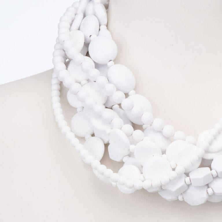 Collana multifili resina bianca forme miste 2