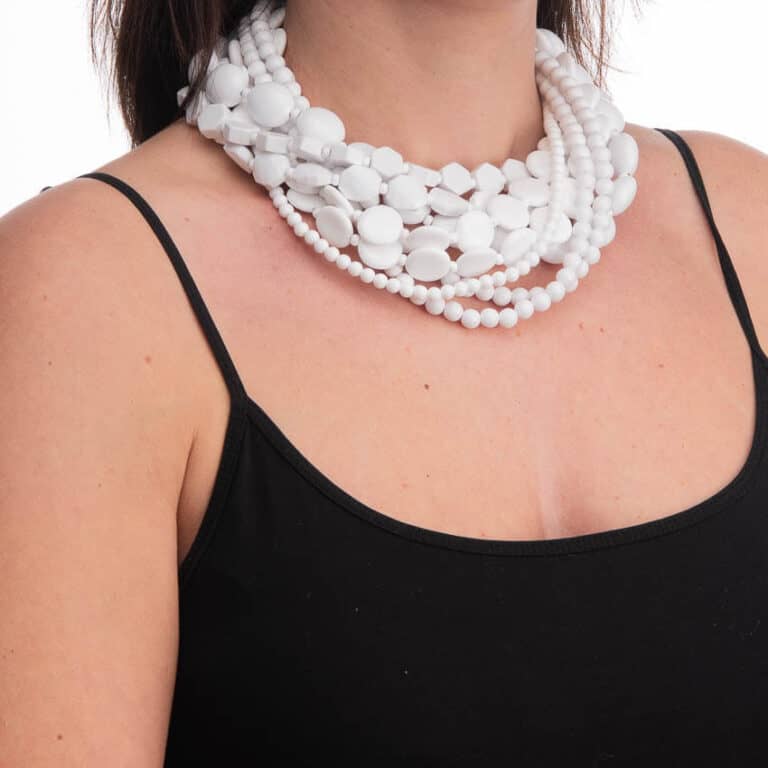 Collana multifili resina bianca forme miste 3