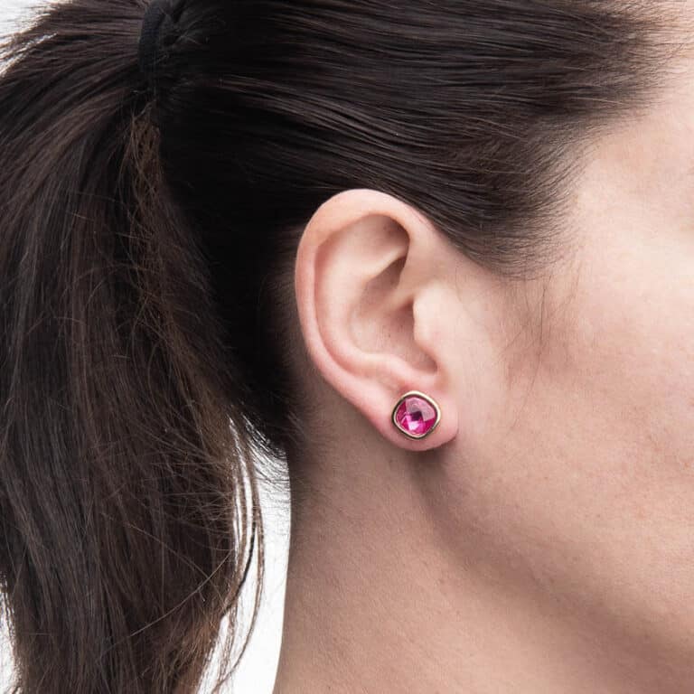 Orecchini lobo perno oro pietra semipreziosa fuxia 2