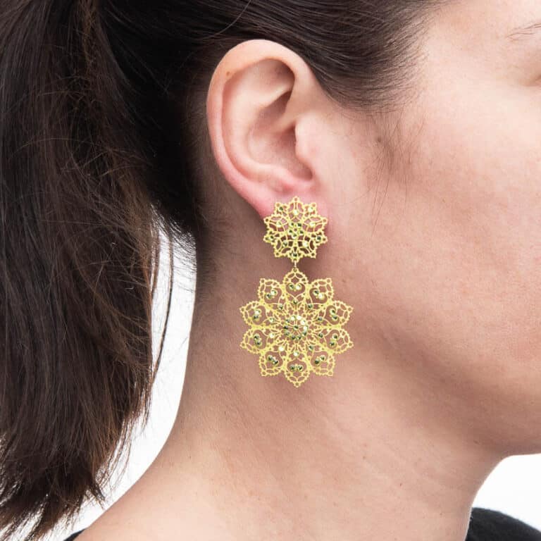 Orecchini perno pendenti ricamo fiore giallo 2