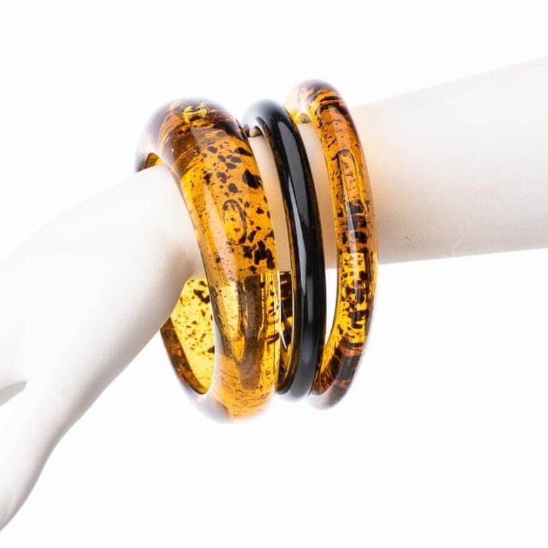 Bracciale rigido sottile in resina color ambra e nero fantasia animalier - immagine 3