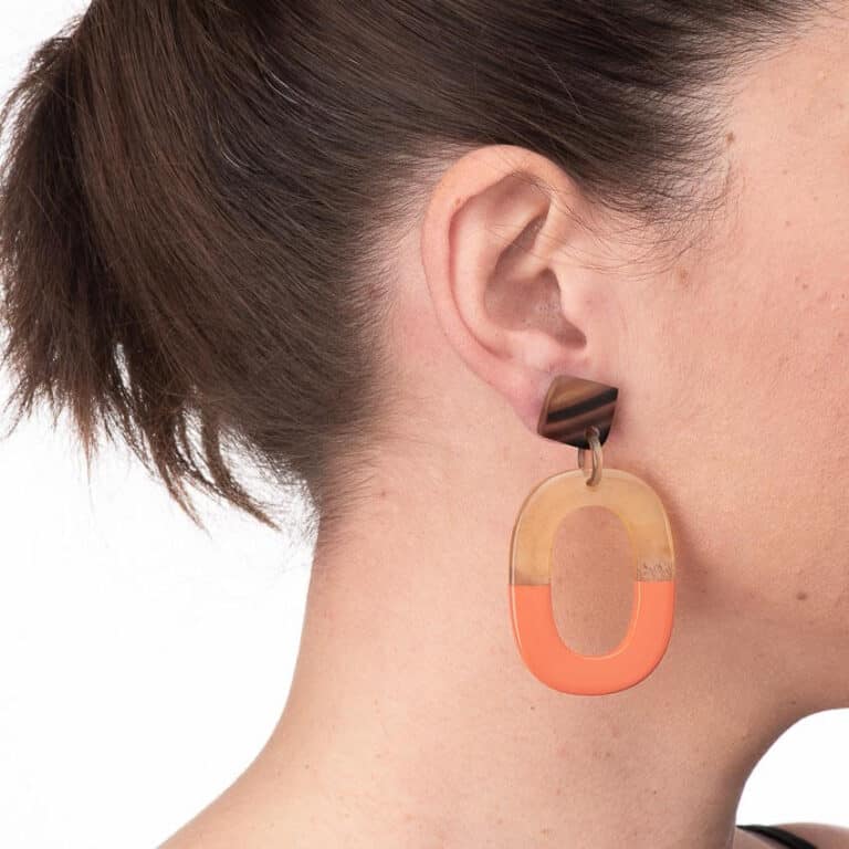Orecchini moderni perno corno smalto arancione 2