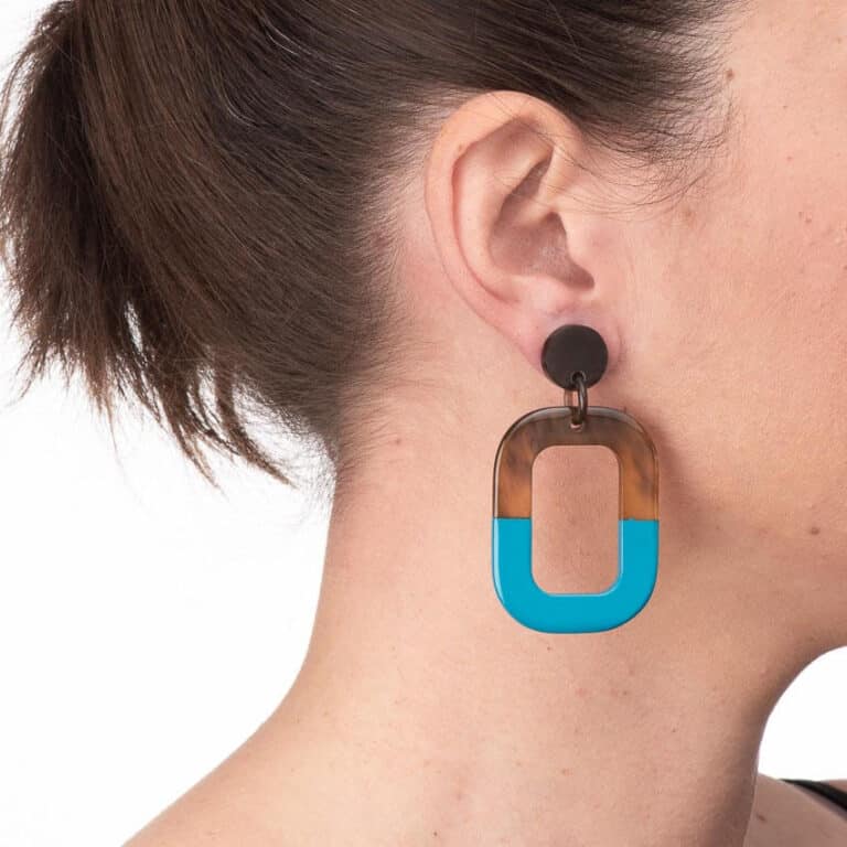 Orecchini moderni perno corno smalto azzurro 2