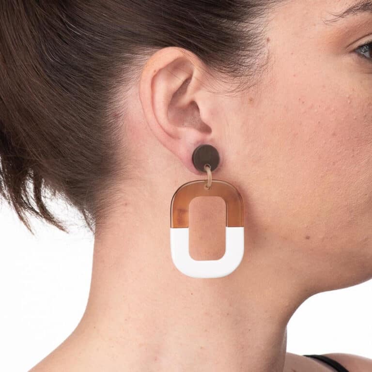 Orecchini moderni perno corno smalto bianco 2