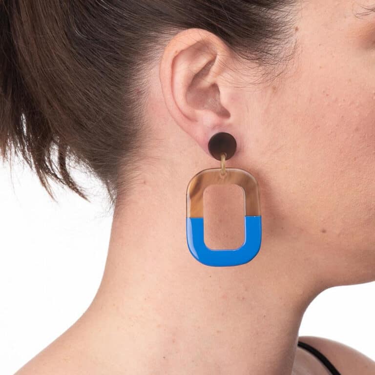 Orecchini moderni perno corno smalto blu 2