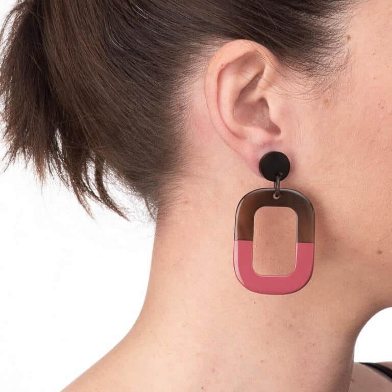 Orecchini moderni perno corno smalto rosso 2