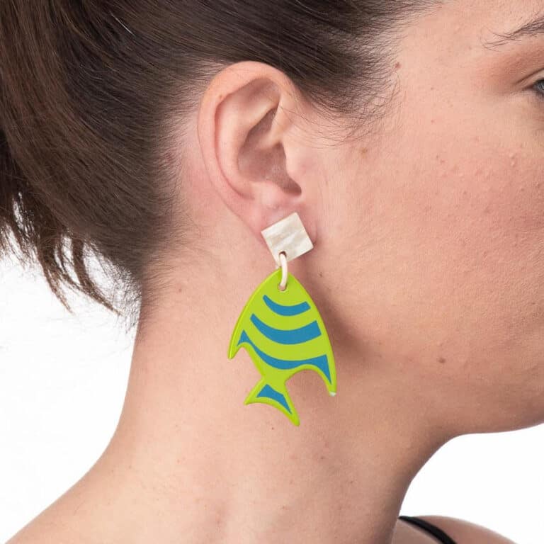 Orecchini perno corno smalto pesce righe azzurro verde 2