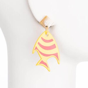 Orecchini perno corno smalto pesce righe rosso giallo 1
