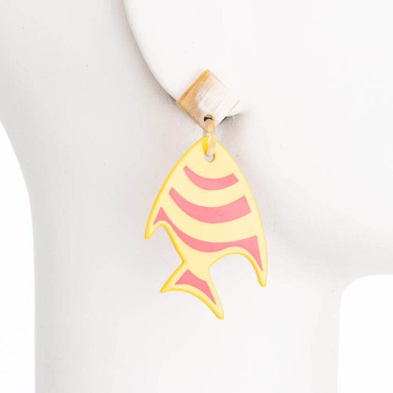 Orecchini perno corno smalto pesce righe rosso giallo 1
