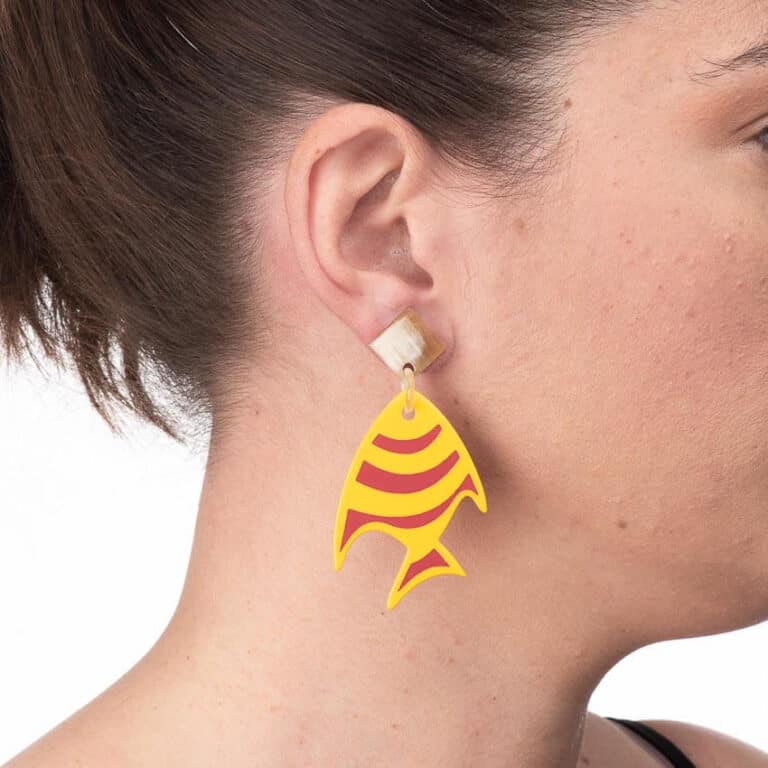 Orecchini perno corno smalto pesce righe rosso giallo 2