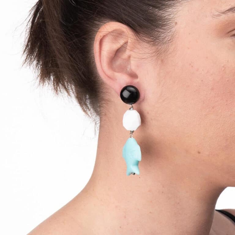 Orecchini perno pendenti resina pesce azzurro 2